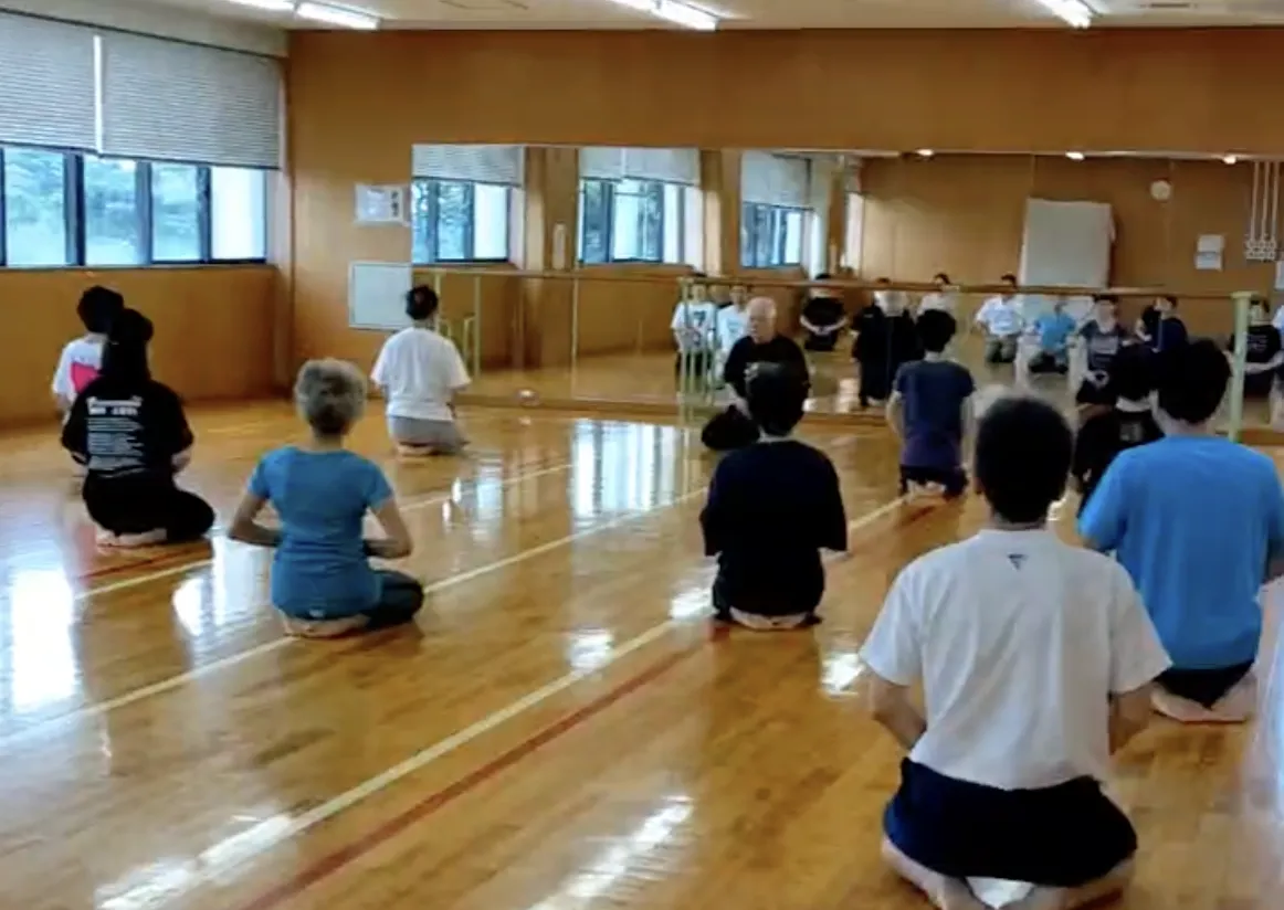 群馬教室でみんなが稽古している様子