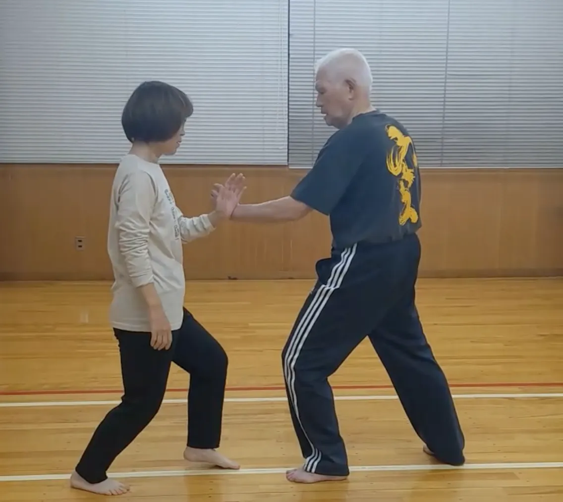 奈良武夫先生とともに対気の稽古をする様子